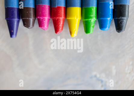 Primo piano della punta dei pastelli in diversi colori Foto Stock