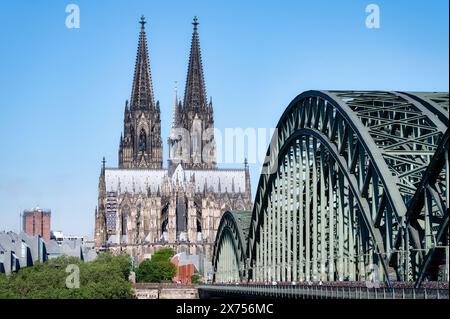 Colonia, Germania 14 maggio 2024: Vista sul reno lungo il ponte hohenzollern fino alla cattedrale di colonia nella calda luce del mattino Foto Stock