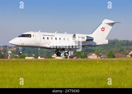 Zürich, 1 mai 2024: Aeroplano Challanger dell'Aeronautica militare svizzera all'aeroporto di Zürich Foto Stock