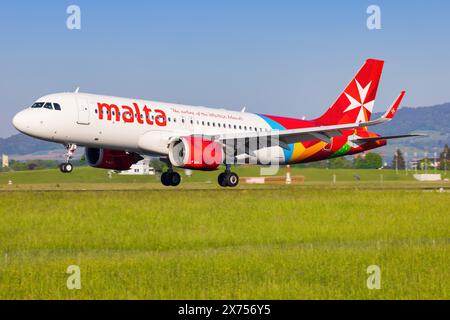 Zürich, 1 mai 2024: Velivolo Airbus A320 di Malta presso l'aeroporto di Zürich Foto Stock