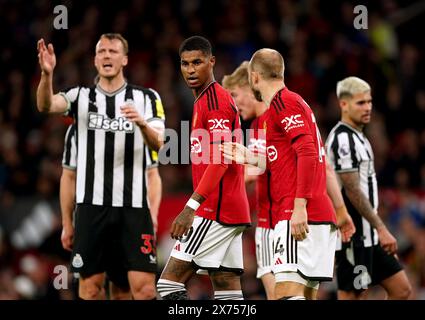 Christian Eriksen del Manchester United parla con il compagno di squadra Marcus Rashford durante la partita di Premier League all'Old Trafford, Manchester. Data foto: Mercoledì 15 maggio 2024. Foto Stock