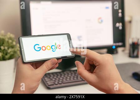 Wroclaw, Polonia - 27 GENNAIO 2022: Logo Google sullo schermo Samsung A53. Google è il motore di ricerca web più popolare Foto Stock