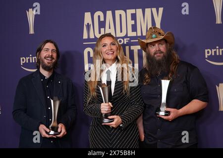 Frisco, Stati Uniti. 16 maggio 2024. (L-R) Dave Cobb, Morgane Stapleton, e Chris Stapleton, vincitore del premio album dell'anno per ''Higher, '', stanno posare con i loro premi nella sala stampa durante la 59° cerimonia Academy of Country Music Awards al Ford Center presso The Star a Frisco, Stati Uniti, il 16 maggio 2024. (Foto di Javier Vicencio/Eyepix Group) (foto di Eyepix/NurPhoto) crediti: NurPhoto SRL/Alamy Live News Foto Stock