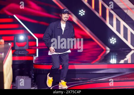 Colonia, Germania. 17 maggio 2024. Tony Bauer, comico, sale sul palco dello spettacolo di danza RTL "Let's Dance" al Coloneum. Nella semifinale, le restanti quattro coppie di ballo balleranno per il titolo di 'Dancing Star 2024' nell'undicesimo spettacolo dal vivo regolare. Credito: Thomas Banneyer/dpa/Alamy Live News Foto Stock