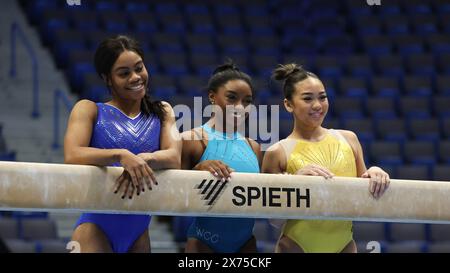 17 maggio 2024: Una ginnastica prima: Le ultime tre medaglie d'oro olimpiche all-around si sono riunite per una foto storica dopo l'allenamento sul podio per il Core Hydration Classic 2024. Il concorso di sabato segnerà la prima volta nella storia tre medaglie d'oro a tutto tondo si sfideranno insieme. Da sinistra: Campione 2012 GABBY DOUGLAS, campione 2016 SIMONE BILES e campione 2021 SUNISA LEE. L'evento si terrà presso il XL Center di Hartford, Connecticut. Melissa J. Perenson/CSM (immagine di credito: © Melissa J. Perenson/Cal Sport Media) crediti: Cal Sport Media/Alamy Live News Foto Stock