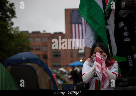 GWU, DC, USA - 4 maggio 2024: Foto di accampamenti pro-palestinesi alla George Washington University, DC in una notte nebbiosa Foto Stock