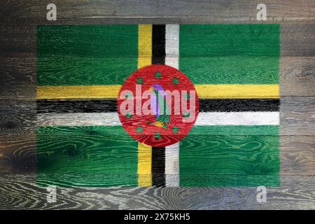 Bandiera Dominica su fondo rustico in vecchio legno Foto Stock