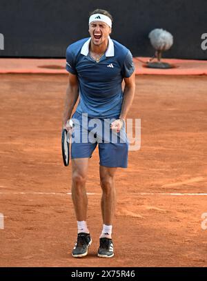 Roma, Italia. 17 maggio 2024. Alexander Zverev festeggia al termine della semifinale maschile tra Alexander Zverev tedesco e Alejandro Tabilo del Cile all'Open d'Italia di Roma, 17 maggio 2024. Crediti: Alberto Lingria/Xinhua/Alamy Live News Foto Stock