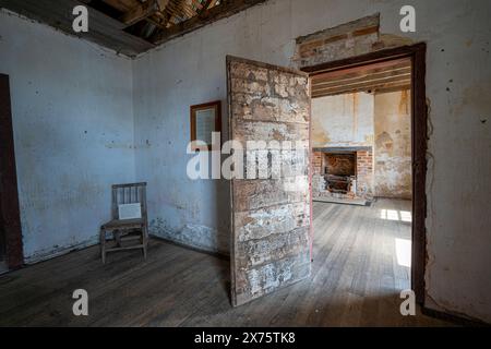 All'interno della casa del forno che mostra aperture del forno e camino, Darlington, Maria Island, Tasmania Foto Stock