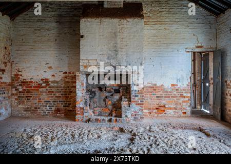 All'interno della casa del forno che mostra aperture del forno e camino, Darlington, Maria Island, Tasmania Foto Stock