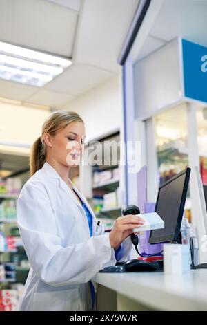 Farmacia, farmaco e scansione in negozio con codice a barre, etichetta o farmaci per l'assistenza sanitaria. Negozio, prezzo e farmacista processo di vendita con tecnologia o. Foto Stock