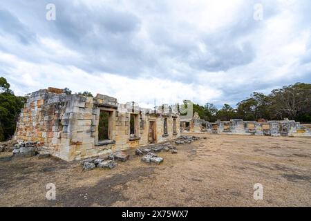 Rovine di detenuti presso il sito storico delle miniere di carbone, Ironstone Bay, Tasmania, Tasmania Foto Stock