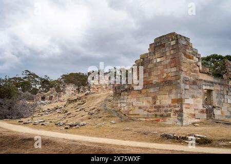 Rovine di detenuti presso il sito storico delle miniere di carbone, Ironstone Bay, Tasmania, Tasmania Foto Stock