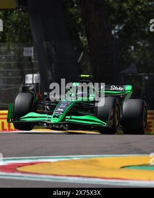 Imola. 17 maggio 2024. Il pilota cinese di Kick Sauber Zhou Guanyu gareggia durante la prima sessione di prove sull'autodromo Internazionale Enzo e Dino Ferrari di Imola, in Italia, 17 maggio 2024, davanti al Gran Premio di Formula uno dell'Emilia Romagna. Crediti: Li Jing/Xinhua/Alamy Live News Foto Stock