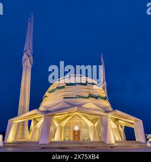 Foto notturna della Moschea della Facoltà di Teologia, Marmara University, una moschea moderna di architettura islamica, situata nel quartiere di Uskudar, Istanbul, Turchia Foto Stock