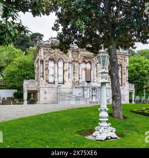 L'elegante padiglione Ihlamur, incorniciato da giardini curati e alberi lussureggianti nel quartiere di Nisantasi Foto Stock