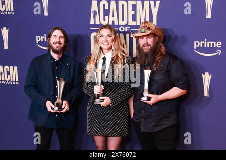 Frisco, Stati Uniti. 17 maggio 2024. Dave Cobb, Morgane Stapleton e Chris Stapleton, vincitori del premio album dell'anno per "Higher," posa nella sala stampa durante il 59° Academy of Country Music Awards al Ford Center at the Star il 16 maggio 2024 a Frisco, Texas. Foto: Ozzie B/imageSPACE/Sipa USA credito: SIPA USA/Alamy Live News Foto Stock