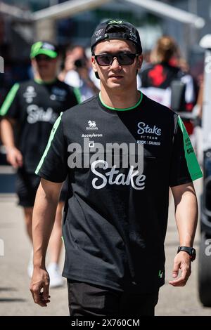 Imola, Italia. 17 maggio 2024. Il pilota cinese Zhou Guanyu del Team Kick Sauber si vede nel paddock del Gran Premio dell'Emilia Romagna a Imola. Credito: SOPA Images Limited/Alamy Live News Foto Stock