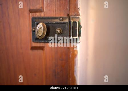 Vista dell'antica porta con serratura e mezza parte del muro della camera. Foto Stock