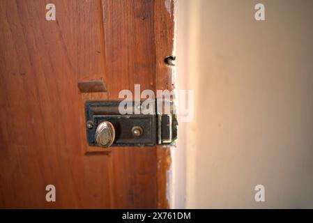 Vista dell'antica porta con serratura e mezza parte del muro della camera. Foto Stock