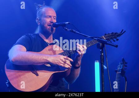 Southampton, Regno Unito. 17 maggio 2024. Il cantautore e polistrumentista inglese Sam Newton Battenberg Faulkner, noto professionalmente come Newton Faulkner, si esibisce dal vivo sul palco al Southampton 1865. Oltre ad essere cantante e chitarrista, Newton suona sitar, basso, pedali di basso, banjo, mandolino, guzheng, chitarro, pianoforte, kazoo, e ukulele. Il suo album di debutto Hand Built by Robots è stato certificato doppio disco di platino nel Regno Unito e ha raggiunto il numero 1 nella classifica degli album del Regno Unito nell'agosto 2007 Credit: SOPA Images Limited/Alamy Live News Foto Stock