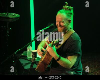 Southampton, Regno Unito. 17 maggio 2024. Il cantautore e polistrumentista inglese Sam Newton Battenberg Faulkner, noto professionalmente come Newton Faulkner, si esibisce dal vivo sul palco al Southampton 1865. Oltre ad essere cantante e chitarrista, Newton suona sitar, basso, pedali di basso, banjo, mandolino, guzheng, chitarro, pianoforte, kazoo, e ukulele. Il suo album di debutto Hand Built by Robots è stato certificato doppio disco di platino nel Regno Unito e ha raggiunto il numero 1 nella classifica degli album del Regno Unito nell'agosto 2007 Credit: SOPA Images Limited/Alamy Live News Foto Stock