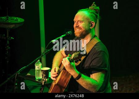 Southampton, Regno Unito. 17 maggio 2024. Il cantautore e polistrumentista inglese Sam Newton Battenberg Faulkner, noto professionalmente come Newton Faulkner, si esibisce dal vivo sul palco al Southampton 1865. Oltre ad essere cantante e chitarrista, Newton suona sitar, basso, pedali di basso, banjo, mandolino, guzheng, chitarro, pianoforte, kazoo, e ukulele. Il suo album di debutto Hand Built by Robots è stato certificato doppio disco di platino nel Regno Unito e ha raggiunto il numero 1 nella classifica degli album del Regno Unito nell'agosto 2007 Credit: SOPA Images Limited/Alamy Live News Foto Stock