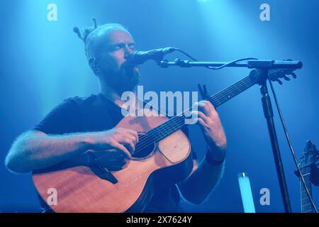 Southampton, Regno Unito. 17 maggio 2024. Il cantautore e polistrumentista inglese Sam Newton Battenberg Faulkner, noto professionalmente come Newton Faulkner, si esibisce dal vivo sul palco al Southampton 1865. Oltre ad essere cantante e chitarrista, Newton suona sitar, basso, pedali di basso, banjo, mandolino, guzheng, chitarro, pianoforte, kazoo, e ukulele. Il suo album di debutto Hand Built by Robots è stato certificato doppio disco di platino nel Regno Unito e ha raggiunto il numero 1 nella classifica degli album del Regno Unito nell'agosto 2007 Credit: SOPA Images Limited/Alamy Live News Foto Stock