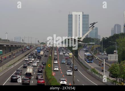 Giacarta, Indonesia - 10 maggio 2024: Traffico intenso con veicoli caotici che affollano l'autostrada. Foto Stock