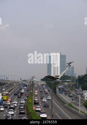 Giacarta, Indonesia - 10 maggio 2024: Traffico intenso con veicoli caotici che affollano l'autostrada. Foto Stock