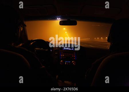 Luce notturna su strada, guida su autostrada in notte nebulizzata Foto Stock