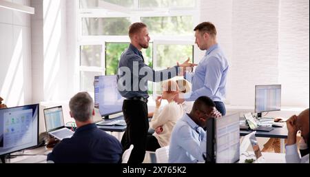 Arrabbiato dominante collega bullo persona sul posto di lavoro Foto Stock