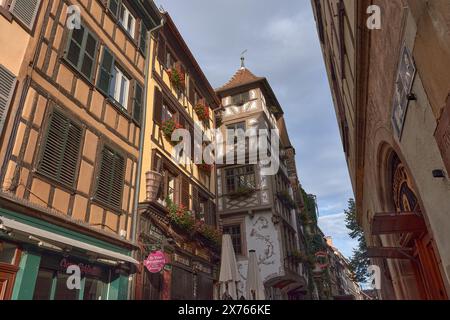 Strasburgo, Alsazia, Francia, Europa, 13 ottobre 2023;splendido e pittoresco scenario della Rue du Maroquin con il suo affascinante edificio medievale in legno Foto Stock