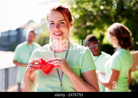 Volontario che tiene forma simbolo cuore, assistenza sociale Foto Stock