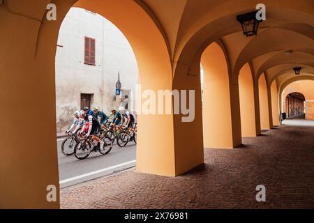 Italia. 6 maggio 2024. Foto di Zac Williams/SWpix.com - 06/05/2024 - Ciclismo - 2024 giro d'Italia, tappa 3 - Novara a Fossano - Italia - il peloton. Crediti: SWpix/Alamy Live News Foto Stock