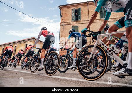 Italia. 6 maggio 2024. Foto di Zac Williams/SWpix.com - 06/05/2024 - Ciclismo - 2024 giro d'Italia, tappa 3 - Novara a Fossano - Italia - il peloton. Crediti: SWpix/Alamy Live News Foto Stock