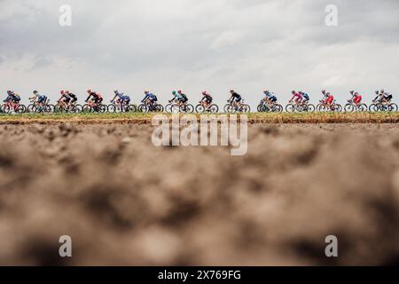 Italia. 6 maggio 2024. Foto di Zac Williams/SWpix.com - 06/05/2024 - Ciclismo - 2024 giro d'Italia, tappa 3 - Novara a Fossano - Italia - il peloton. Crediti: SWpix/Alamy Live News Foto Stock