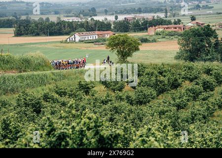 Italia. 6 maggio 2024. Foto di Zac Williams/SWpix.com - 06/05/2024 - Ciclismo - 2024 giro d'Italia, tappa 3 - Novara a Fossano - Italia - il peloton. Crediti: SWpix/Alamy Live News Foto Stock