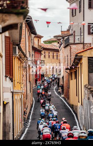 Italia. 6 maggio 2024. Foto di Zac Williams/SWpix.com - 06/05/2024 - Ciclismo - 2024 giro d'Italia, tappa 3 - Novara a Fossano - Italia - il peloton. Crediti: SWpix/Alamy Live News Foto Stock