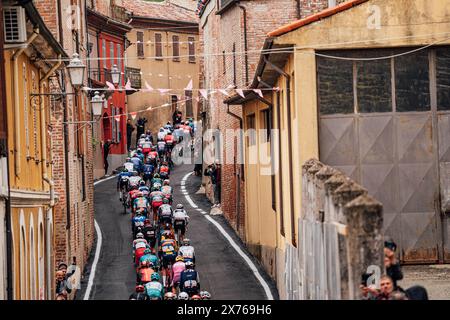 Italia. 6 maggio 2024. Foto di Zac Williams/SWpix.com - 06/05/2024 - Ciclismo - 2024 giro d'Italia, tappa 3 - Novara a Fossano - Italia - il peloton. Crediti: SWpix/Alamy Live News Foto Stock