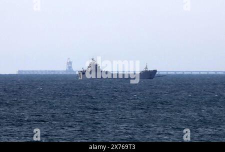 Le navi salpano al largo delle coste della Striscia di Gaza, 17 maggio 2024. Il comando centrale degli Stati Uniti CENTCOM ha dichiarato che i camion che trasportano navi di assistenza umanitaria salpano al largo della costa della Striscia di Gaza, il 17 maggio 2024. Il comando centrale degli Stati Uniti CENTCOM ha affermato che i camion che trasportavano assistenza umanitaria hanno iniziato a sbarcare attraverso un molo temporaneo a Gaza intorno alle 9.00 ora locale alle 06.00 UTC del 17 maggio, aggiungendo che nessuna delle truppe statunitensi è scesa a terra. La mossa fa parte degli sforzi della comunità internazionale volti ad aumentare l'assistenza umanitaria ai residenti di Gaza colpiti dal conflitto in corso. Dal 7 ottobre 2023, fino a 1,7 milioni di peo Foto Stock