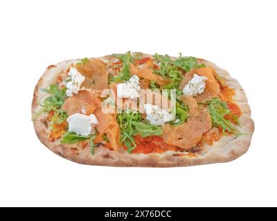 Pizza con salmone affumicato, salsa di pomodoro, rucola e mozzarella isolata su bianco. Foto Stock