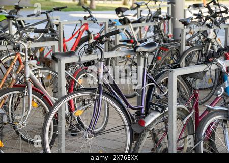 Augusta, Baviera, Germania - 25 febbraio 2024: Biciclette bloccate e parcheggiate dei viaggiatori alla stazione ferroviaria di Augusta *** Abgeschlossene und abgestellte Fahrräder von Reisenden am Bahnhof ad Augusta Foto Stock