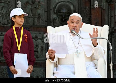 Verona, Italia. 18 maggio 2024. **NO LIBRI** Italia, Verona, 2024/5/18. Papa Francesco durante l'incontro con i bambini e i giovani in Piazza San Zeno durante la sua visita pastorale di un giorno nella città di Verona nell'Italia settentrionale Fotografia dei MEDIA VATICANI / Catholic Press Photo Credit: Independent Photo Agency/Alamy Live News Foto Stock