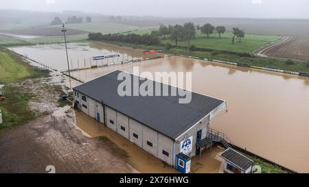 Foto del campo di calcio SK Moelingen sul luogo dell'inondazione a Fourons - Voeren, dopo le forti piogge e la tempesta nella provincia di Limbourg ieri e nella notte, sabato 18 maggio 2024. Il piano di disastro è stato lanciato nella provincia. BELGA PHOTO BRUNO FAHY credito: Belga News Agency/Alamy Live News Foto Stock