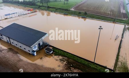 Foto del campo di calcio SK Moelingen sul luogo dell'inondazione a Fourons - Voeren, dopo le forti piogge e la tempesta nella provincia di Limbourg ieri e nella notte, sabato 18 maggio 2024. Il piano di disastro è stato lanciato nella provincia. BELGA PHOTO BRUNO FAHY credito: Belga News Agency/Alamy Live News Foto Stock