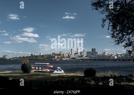 Un grande specchio d'acqua con una città sullo sfondo. Foto di alta qualità Foto Stock