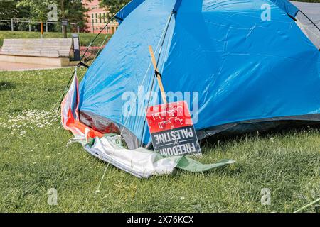 Uno striscione di libertà per la Palestina accanto a una tenda, uno dei circa quaranta all'accampamento di protesta pro palestinese presso l'Università di Birmingham. Foto Stock