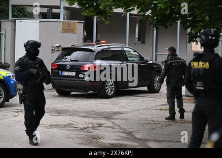 Pezinok, Slovacchia. 18 maggio 2024. Un'auto della polizia porta un uomo accusato di aver assassinato il primo ministro Robert Fico al Tribunale penale specializzato di Pezinok per essere interrogato, 18 maggio 2024, Slovacchia. Crediti: Vaclav Salek/CTK Photo/Alamy Live News Foto Stock