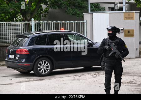 Pezinok, Slovacchia. 18 maggio 2024. Un'auto della polizia porta un uomo accusato di aver assassinato il primo ministro Robert Fico al Tribunale penale specializzato di Pezinok per essere interrogato, 18 maggio 2024, Slovacchia. Crediti: Vaclav Salek/CTK Photo/Alamy Live News Foto Stock